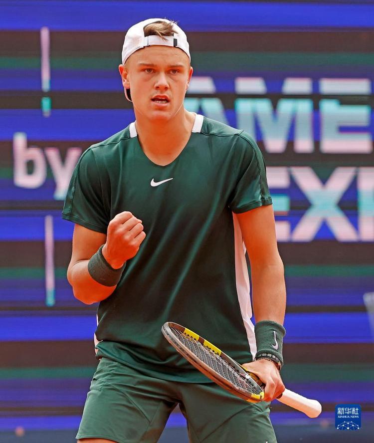 他在场上很 他在场上很